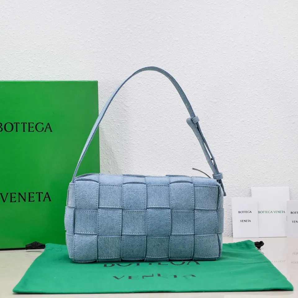 Batch 1460 #BV new early autumn woven denim denim bag. Denim items have become very popular on the Internet recently. I don’t allow you not to know it. The wide shoulder straps and large plaid have a bit of the grand style of the first-generation pillow bag ~ The denim fabric is super soft, wear-resistant and stain-resistant. It is full of personality, versatile and easy to carry. It is a bag with high practicality. It is another day that I am obsessed with denim💙. Size: 28x14x10 Model: 9306